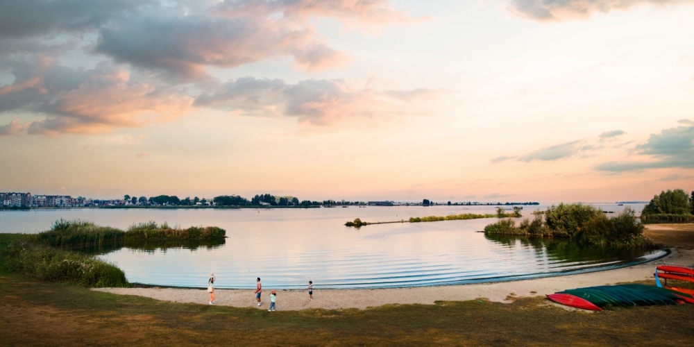 Vue au soleil couchant du lac Eemmeer avec en toile de fond les appartements Waterfrontsuite.