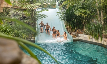 Des visiteurs dévalent simultanément un large toboggan de 4 mètres de haut à l'Aqua Mundo.