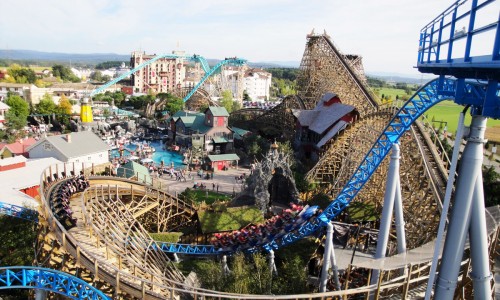 Wodan et son parcours de plus de 1 km de long slalome entre les autres attractions du parc