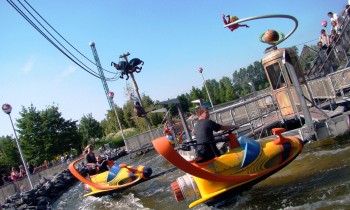 A bord de Mega Mindy Jetski, les passagers prennent les commandes