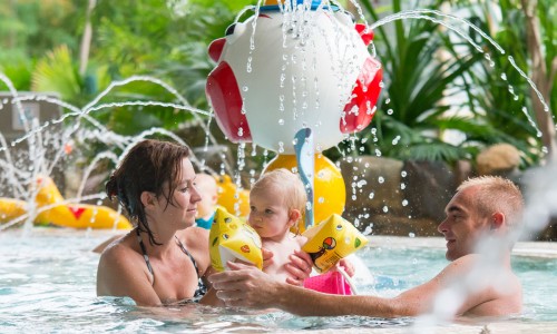 La piscine est aussi le paradis des tous petits avec son bassin dédié